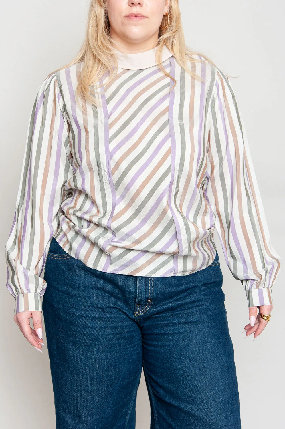 Seidenbluse Mit Knöpfen An Der Schulter