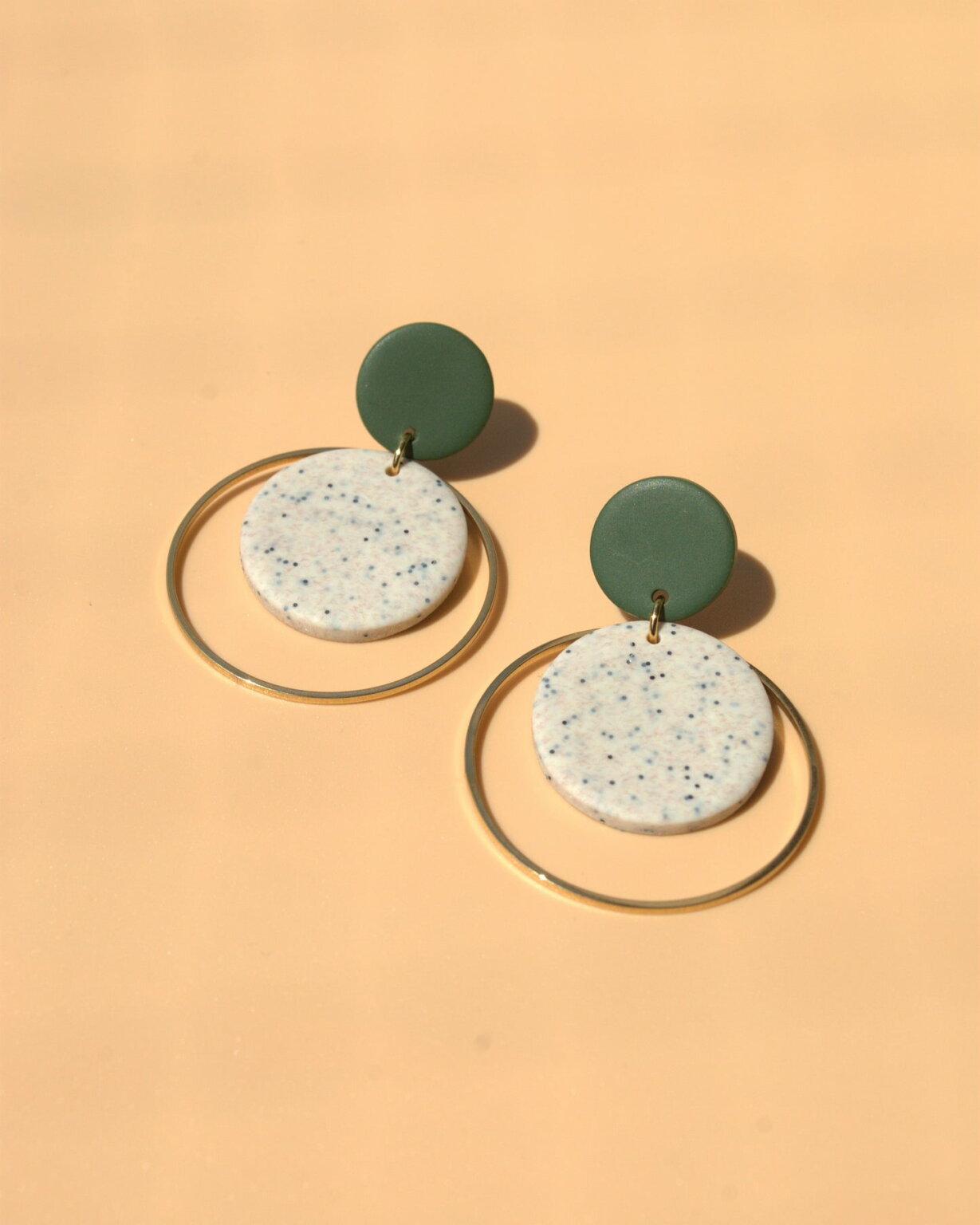 Santorini | Ohrringe mit Edelstahlelement | 24k vergoldet | grün von Santoclay Handmade
