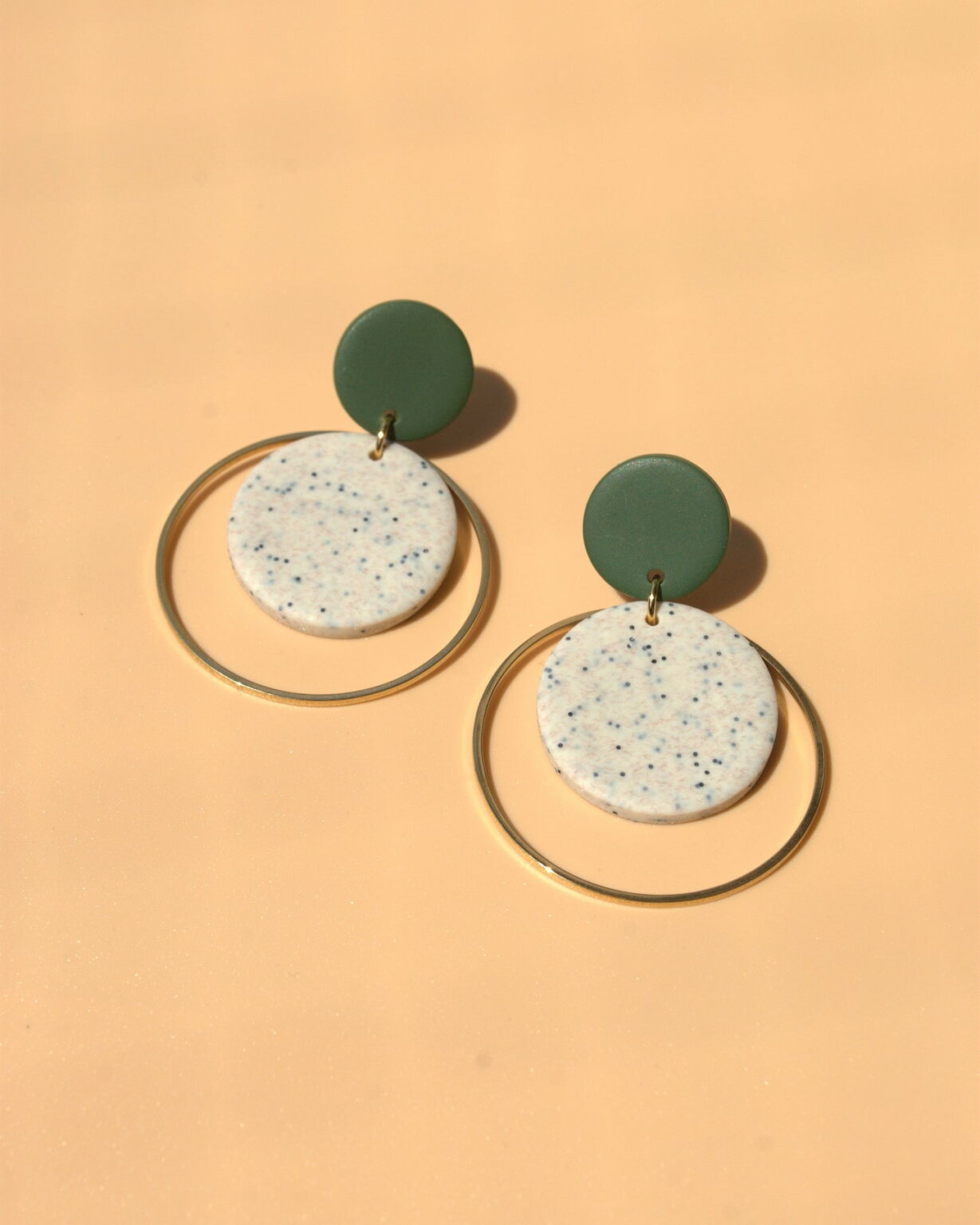 Santorini | Ohrringe mit Edelstahlelement | 24k vergoldet | grün von Santoclay Handmade